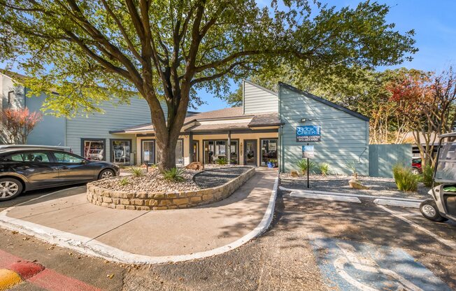 ClubhouseExterior1-RockCreek-DallasTX