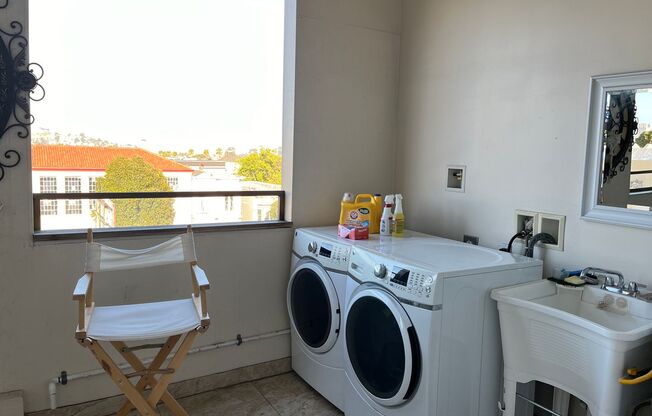 Beautiful Mission 4 bed 2 Full Bathrooms - laundry in unit