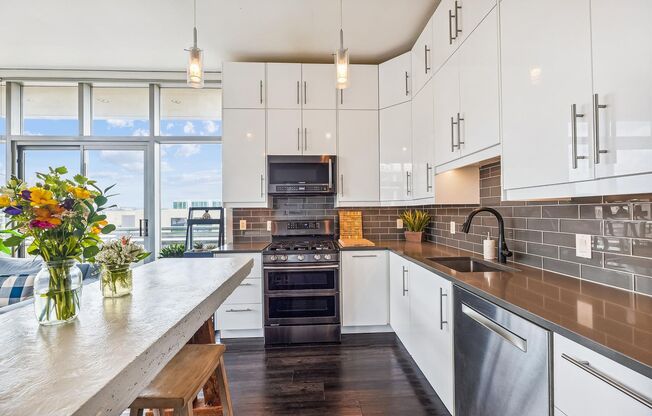 2 beds, 2 baths, $4,000, Unit # 1017