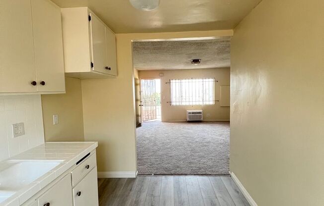 2 beds, 1 bath, 850 sqft, $2,000, Unit 04