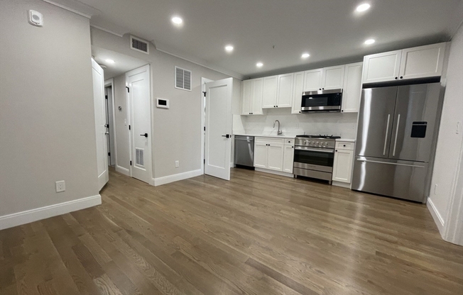 2 beds, 1 bath, 700 sqft, $3,800, Unit 3