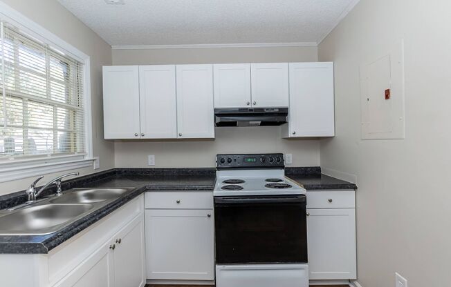 2 beds, 1 bath, 750 sqft, $825, Unit 112 S Pine St