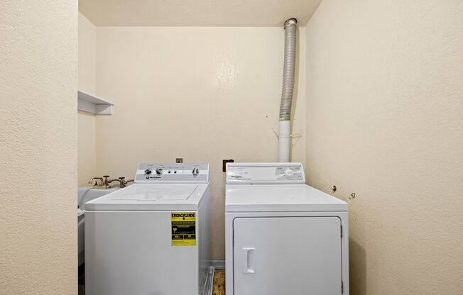 1 bed, 1 bath, $800, Unit 115 W 1st Ave. #2