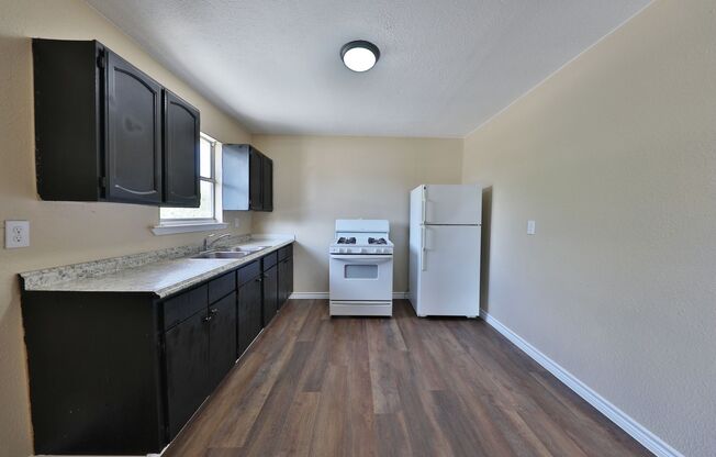 2 beds, 1 bath, 684 sqft, $1,100, Unit 3