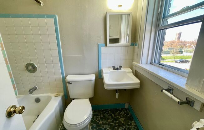 Studio, 1 bath, $725, Unit 28