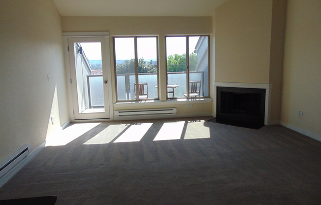 Lovely 2BR/2BA Townhome-Style Condo, Sand Point Area!  Great Location!