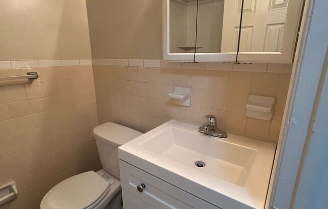 1 bed, 1 bath, 700 sqft, $1,325, Unit B206