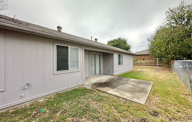 3 beds, 2 baths, $1,400