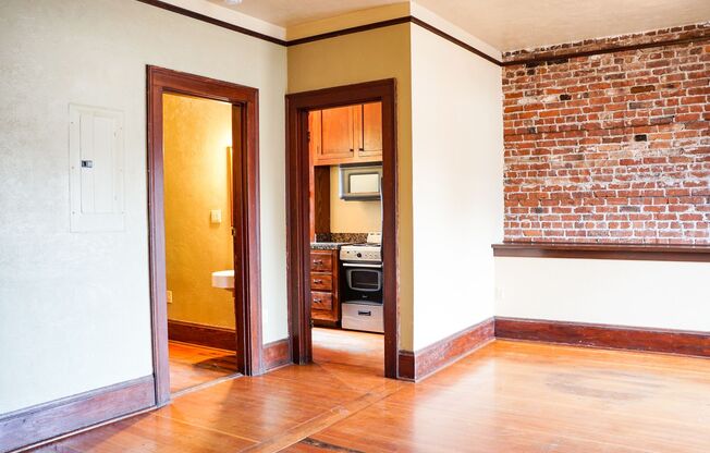 Spacious Vintage 1-Bed with Exposed Brick, Dishwasher, Clawfoot Tub