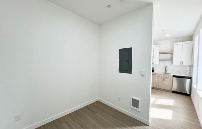 Studio, 1 bath, 326 sqft, $1,275, Unit 10