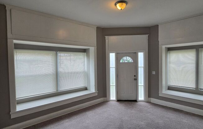 Huge 3-level 6 Bedroom - 2,500 sq/ft!