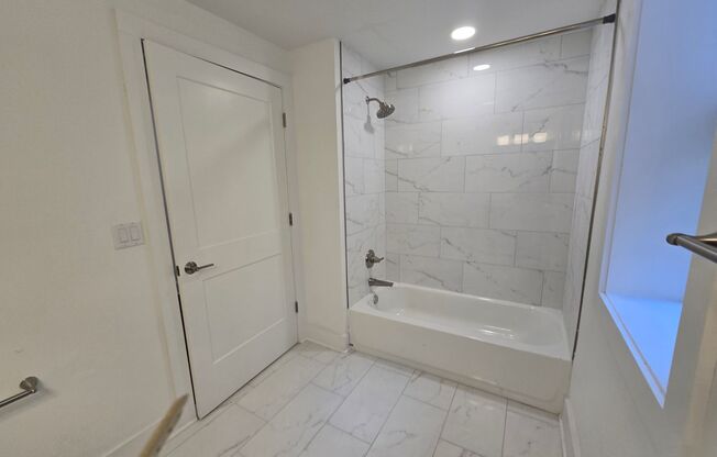 2 beds, 1 bath, 942 sqft, $1,695, Unit 211