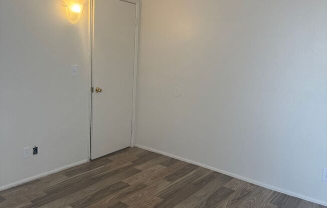2 beds, 1.5 baths, 941 sqft, $950, Unit J11