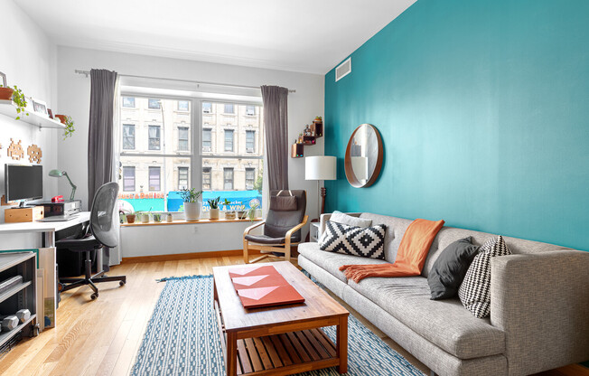 318 KNICKERBOCKER AVE