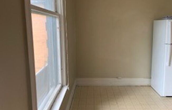 1 bed, 1 bath, $1,200, Unit 1126 Corona St. #2