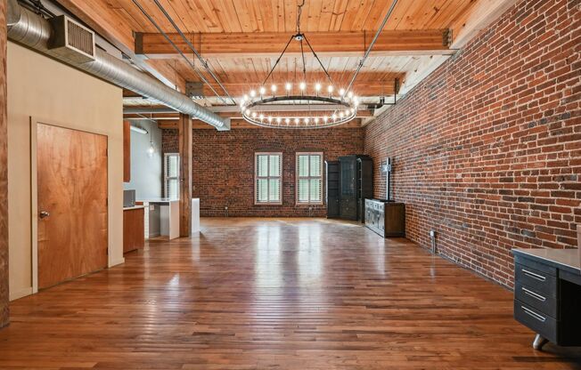 Open floor living at its best! 1 BR/2 BA loft located on the fourth floor in the covenant Franklin Lofts in the heart of LoDo.
