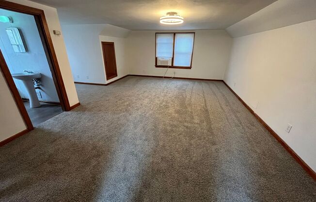 1 bed, 1 bath, $800, Unit 2F