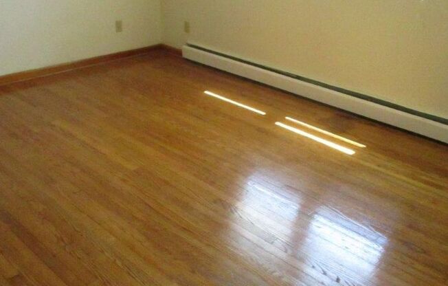 2 beds, 1 bath, 903 sqft, $1,210, Unit E-2