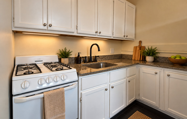 Studio, 1 bath, 400 sqft, $999, Unit 112