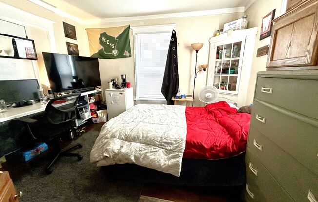 5 Bedroom/1 Bathroom - Available Now For Short-Term Lease - Great Downtown Location!