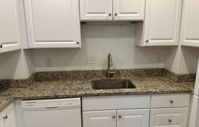 2 beds, 1 bath, 975 sqft, $1,800, Unit Royal York 114