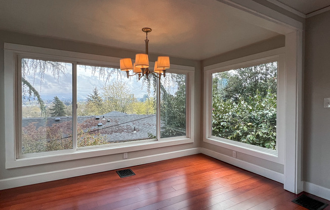 Stunning 2 Bed 2 Bath ~ OHSU and Under Armour with-in walking distance! Washer and Dryer Included!