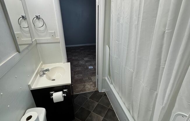 Cozy 3 bed 1.5 bath with Backyard