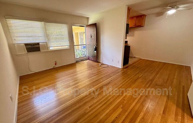 1702 W VICTORY BLVD 