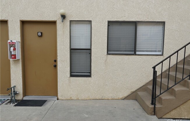551 W MACARTHUR AVE