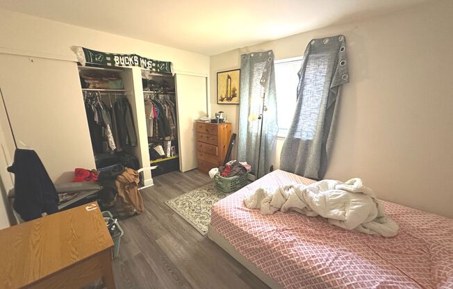 2 beds, 1 bath, $1,400, Unit 112