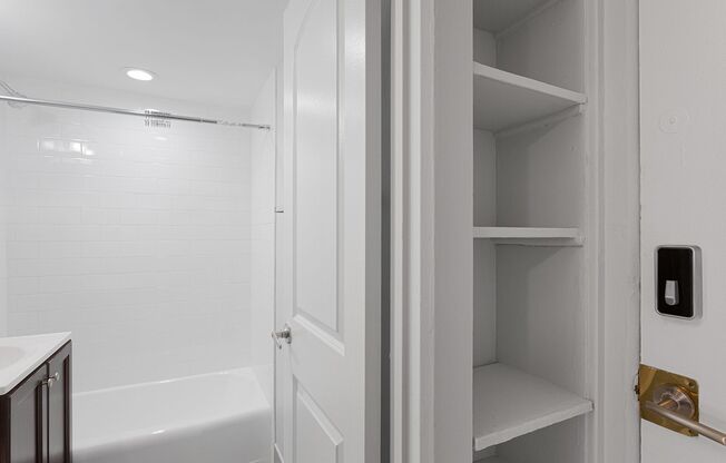 Studio, 1 bath, 359 sqft, $1,340, Unit 2E