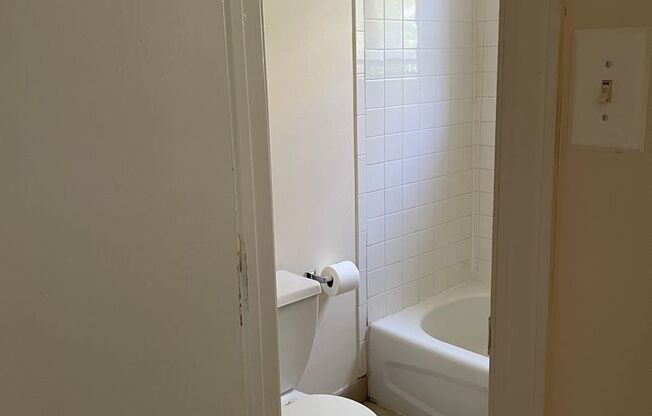 Studio, 1 bath, 296 sqft, $950, Unit 3-J