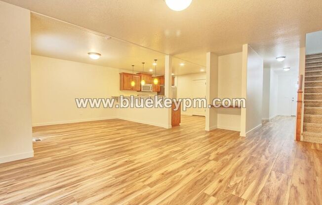 Available Now! 3 Bed, 2.5 Bath Home in Ridgefield