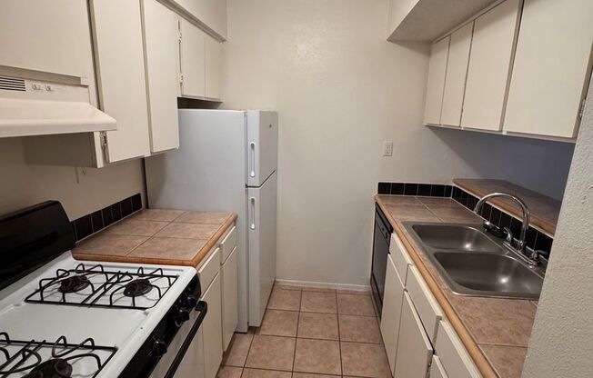 1 bed, 1 bath, 700 sqft, $1,024, Unit LAW11-221