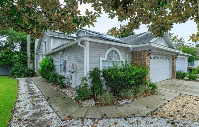 ✨ Charming Longwood Townhome with Modern Updates & Solar Power