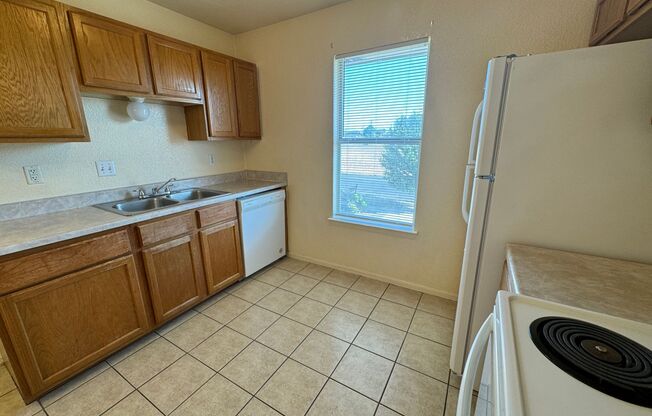 2 beds, 2 baths, $750, Unit Unit D