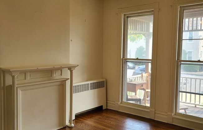 2 beds, 1 bath, $1,595, Unit 529 Linden St #1