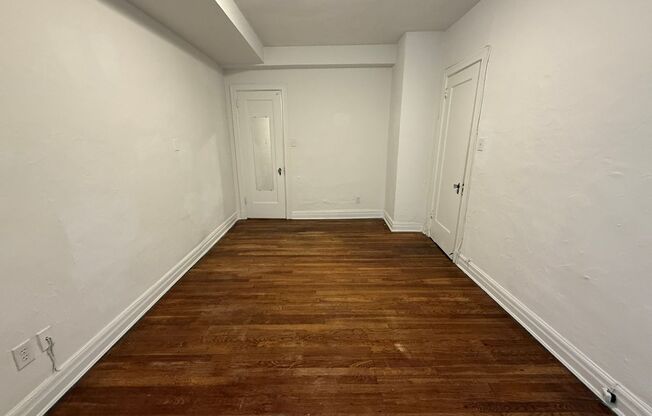 1 bed, 1 bath, 962 sqft, $1,510, Unit New King Edward  306