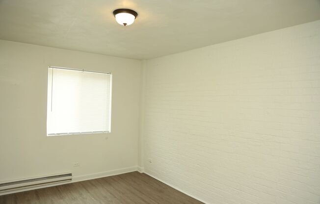 2 beds, 1 bath, $1,400, Unit Apt #03