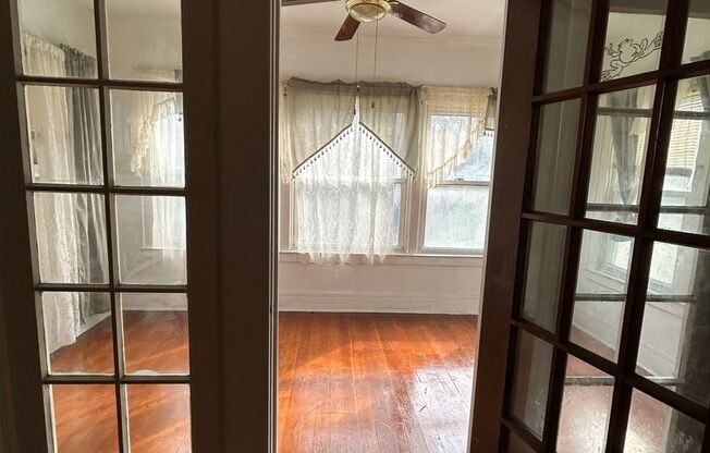 3 beds, 1 bath, $1,300, Unit 420