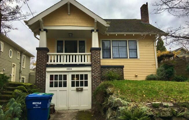 Adorable Tangletown Craftsman, Blocks from Green Lake!