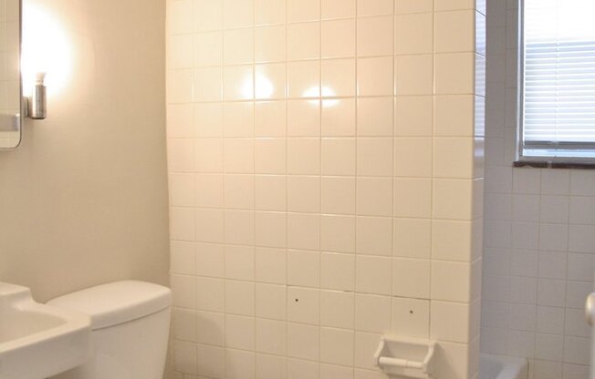 1 bed, 1 bath, $1,075, Unit APT G