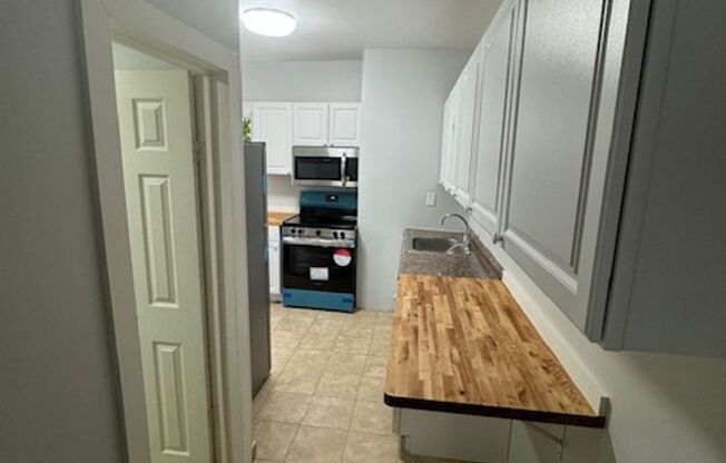 2 beds, 1 bath, $1,875, Unit 4