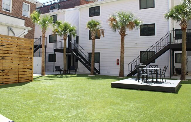 Stylish Studio, 1 and 2 Bed + Den in the Heart of Downtown Charleston