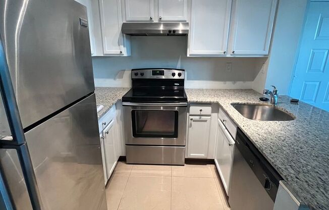 ONE BEDROOM ONE BATHROOM !! WATERFRONT COMMUNITY!
