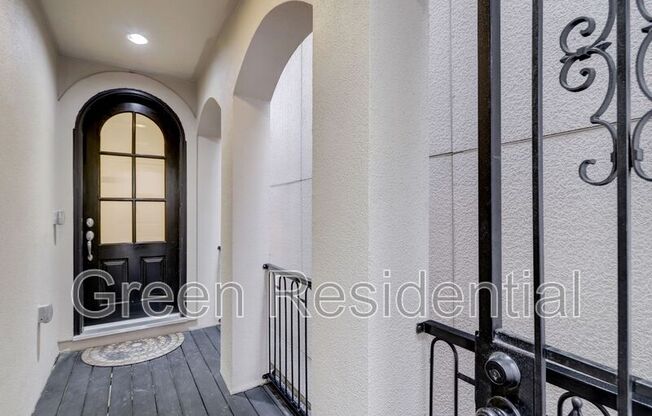 1368 W 25 ST