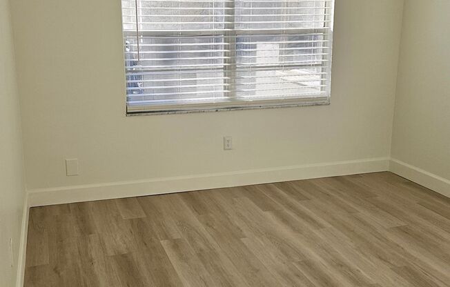 2 beds, 1 bath, 927 sqft, $1,550, Unit 80-10