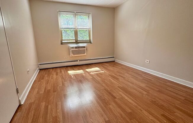 2 beds, 1 bath, $1,850, Unit 302