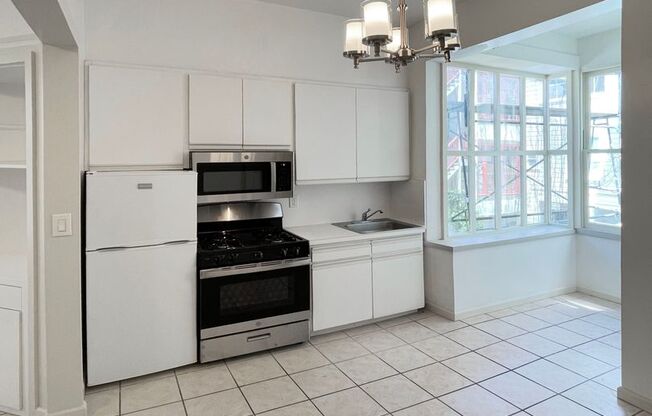 OPEN HOUSE: Tuesday (10/20) 6:30pm-6:45pm. Top Floor 2BR/1BA apartment in North Beach, Shared laundry (42½ Via Ferlinghetti)
