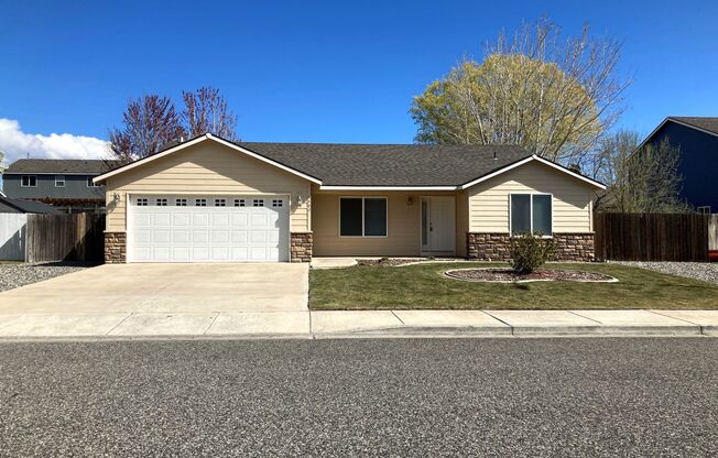 Ranch-Style Home With Gas Fireplace and Washer/Dryer Included! 1 Small Dog Welcome!